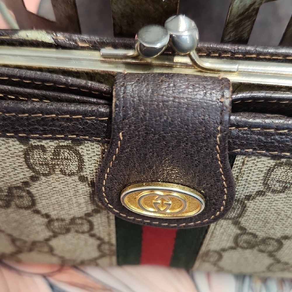 Vintage Gucci Beige and Brown Wallet with Signature Stripe - Picture 11 of 12